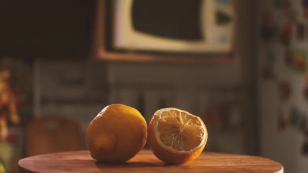 Kesme Tahtasının Üzerinde Iki Limon Var Mutfak Zeminine Doğru Dilimlenmiş — Stok video