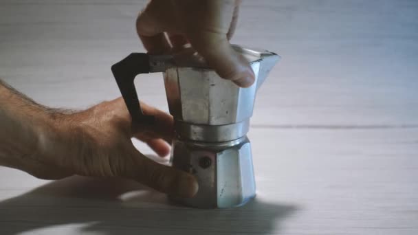 Руки Чоловіка Демонтують Кавоварку Гейзера Після Виготовлення Ній Кави Світловий — стокове відео