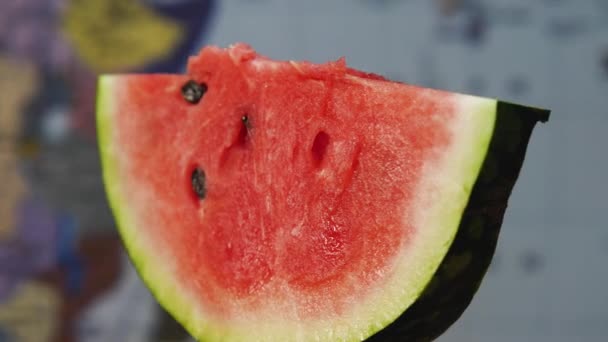 Close Van Een Schijfje Rode Watermeloen Met Zaden Camera Vliegt — Stockvideo