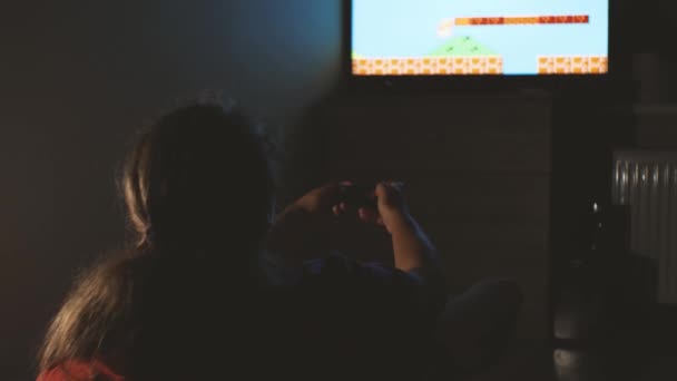 Πίσω Όψη Μιας Γυναίκας Που Παίζει Παλιό Βιντεοπαιχνίδι Super Mario — Αρχείο Βίντεο