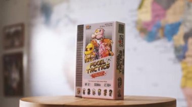 Mutfağın arka planında on tane beyaz yumurta olan bir kutuya yakın plan. Kamera etrafta uçuyor. Parallaks etkisi. Doğal tarım yiyeceği kavramı