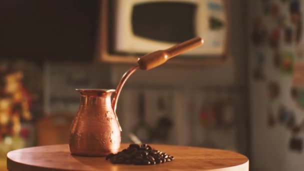 キッチンのインテリアを背景に 一握りのコーヒー豆と銅のセブ カメラが飛び回っている パララックス効果 トルココーヒー作りの概念 — ストック動画
