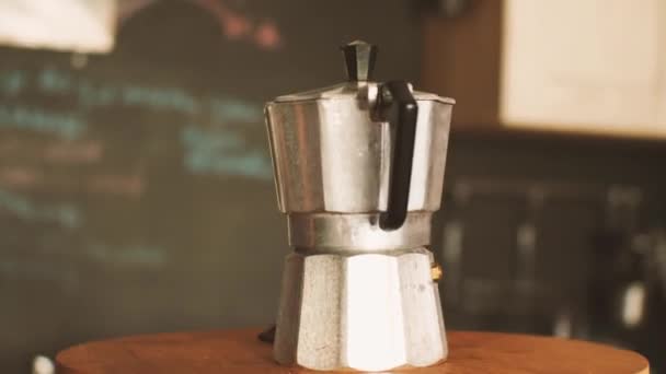 Gayzer Kahve Makinesi Mutfak Arka Planında Bir Avuç Kahve Çekirdeği — Stok video