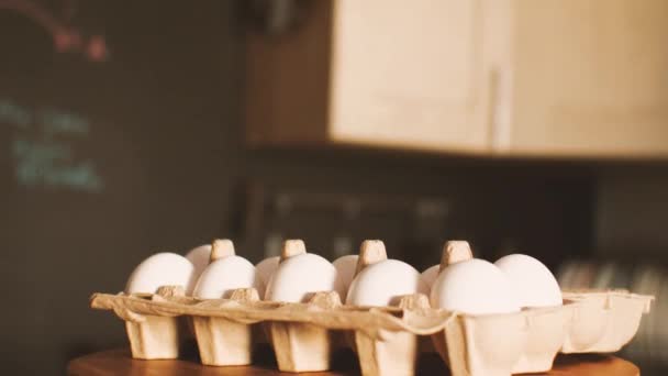 Mutfağın Içine Karşı Bir Kutuda Beyaz Yumurta Kamera Etrafta Uçuyor — Stok video