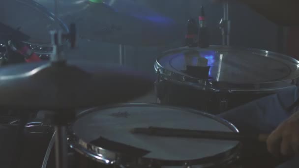 Ein Musiker Spielt Bei Einem Rockkonzert Ein Schlagzeug Nahaufnahme Abends — Stockvideo