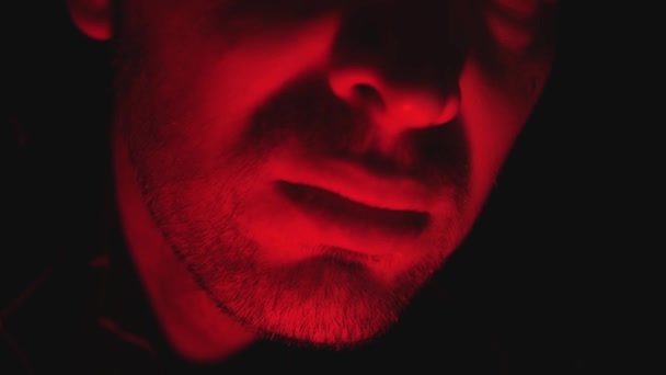 Tıraşsız Bir Adamın Sırıtışının Yakın Çekimi Kasvetli Kırmızı Işık Çerçevede — Stok video