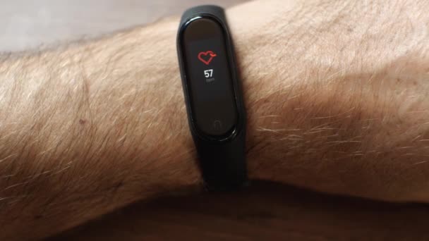 심박수 측정을 심박수에 가깝게 있습니다 장치는 사람의 손목에 있습니다 자신의 — 비디오