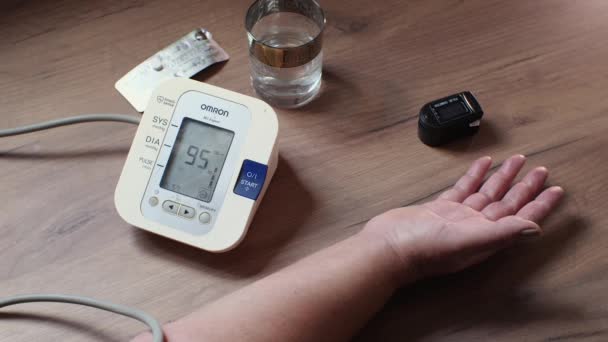 Tonométer Kijelzője Magas Vérnyomást Mutat Van Egy Pohár Víz Tabletta — Stock videók