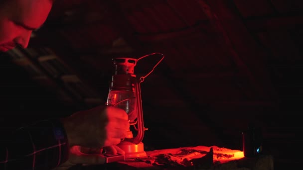 一个人用火柴点燃煤油灯的灯芯 拿着它走到黑暗中去了 万圣节概念 — 图库视频影像