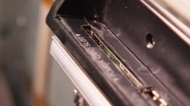 Farklı girdilere sahip Dusty TV yan paneli: hdmi, TV girişi, pcmcia, s-video, usb. Elektronik tamir dükkanı. Yakın plan.