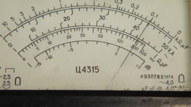 Sovyet C4315 multimetresi üzerinde çalışan bir elin yakın çekimi. Cihaz DC ve AC akımlarını, voltajı ve direnci ölçmek üzere tasarlandı.
