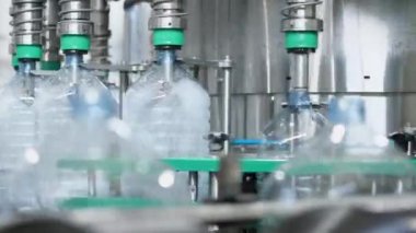 Plastik şişelerde 5 litrelik içme suyu üretimi. Otomatik su doldurma hattı. Mineral Su Üretim Tesisi