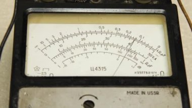 El eski bir analog multimetrenin kadranında çalışıyor. Cihaz DC ve AC akımlarını, voltajı ve direnci ölçmek üzere tasarlandı. Elektronik, bilgisayar, telefon ve televizyon tamirhanesi