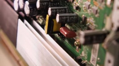 Transistörlü yeşil elektrik kartı, lensler, mikroçipler. Yakın plan. Elektronik, bilgisayar, telefon ve televizyon tamirhanesi