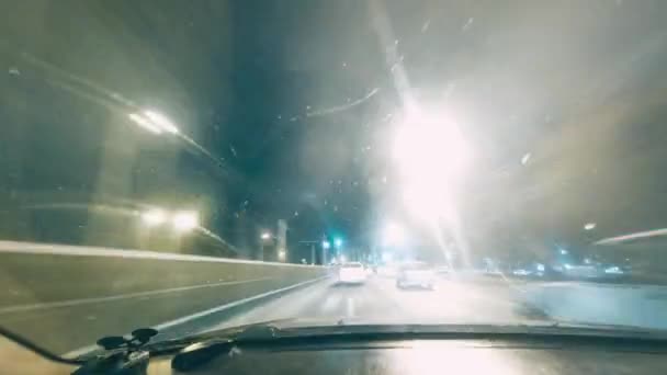 Şehirdeki Gece Trafiğinin Zamanlaması Geniş Caddelerde Trafik Işıklarla Ilerleyen Bir — Stok video