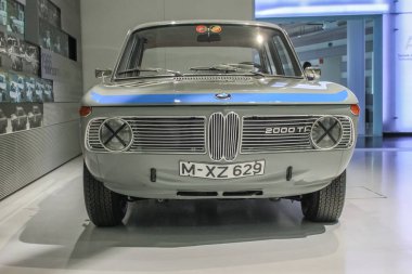BMW 2000ti, ön manzara. Araba 60 'larda yarışıyordu. BMW Müze galerisi. Almanya, Münih - 27 Nisan 2011
