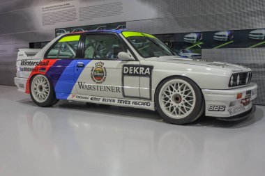 BMW M3 E30 yan görüntüsü. Bu araba 1980 'lerin sonunda DTM, WTCC, Superturismo ve BTCC' yi kazandı. BMW Müze galerisi. Almanya, Münih - 27 Nisan 2011