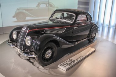 Almanya, Münih - 27 Nisan 2011: BMW 327 28 coupe 1938 'den, BMW Müzesi sergi salonunda