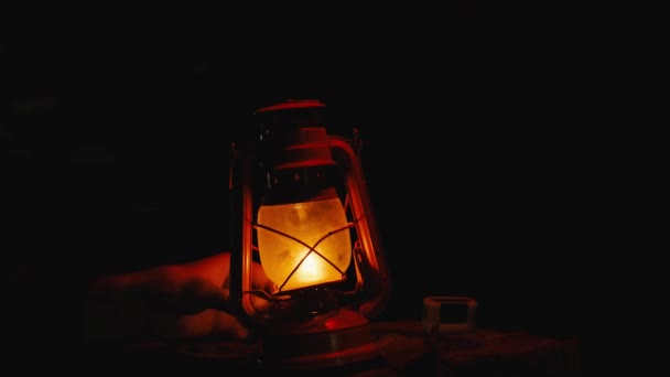 Ręka Mężczyzny Przekręca Knot Lampie Naftowej Powoli Gaśnie Koncepcja Halloween — Wideo stockowe
