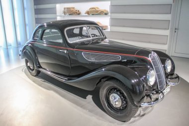 Almanya, Münih - 27 Nisan 2011: BMW 327-28 coupe BMW Müzesi sergi salonunda. Araba 1938 'den 1940' a kadar üretildi. 569 kopya üretildi