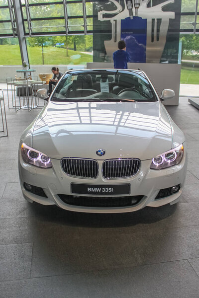 BMW 335i Coupe с кузовом E92 в выставочном зале музея BMW. Фронтальный вид Германии, Мюнхен - 27 апреля 2011