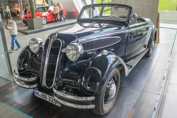 BMW Müzesi galerisinde 1938 BMW 326 Drauz Roadster Almanya, Münih - 27 Nisan 2011