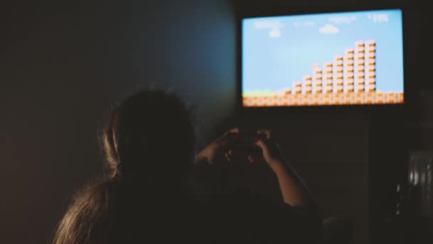 Een Vrouw Zit Het Donker Plagen Oude Console Spel — Stockvideo