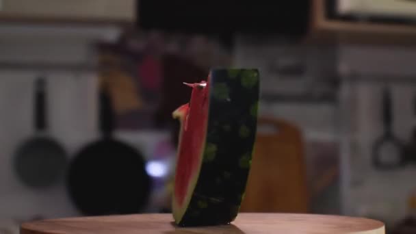 Een Stuk Rode Watermeloen Met Botten Staat Een Snijplank Camera — Stockvideo