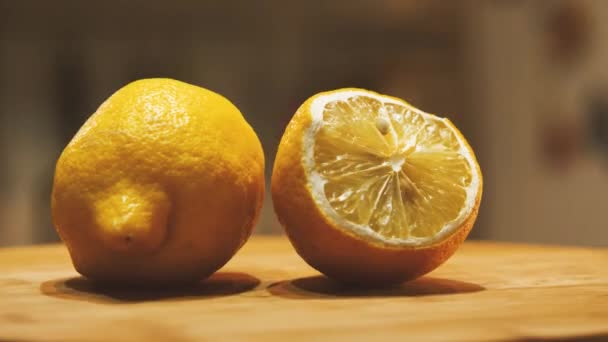 Kesme Tahtasının Üzerinde Iki Limon Var Biri Bütün Diğeri Ikiye — Stok video