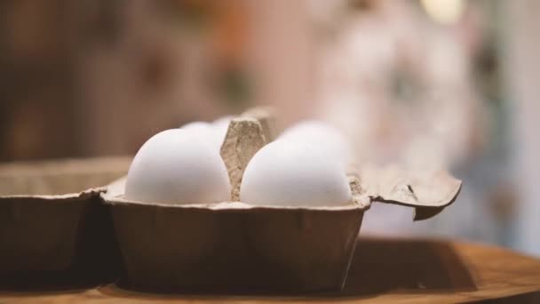 白色农民的鸡蛋在生态包装周围移动的视差效应与厨房为背景 3D视图 天然食品概念 — 图库视频影像