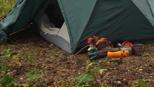 Grünes Zelt Und Campingausrüstung Auf Dem Parkplatz Das Konzept Des — Stockvideo