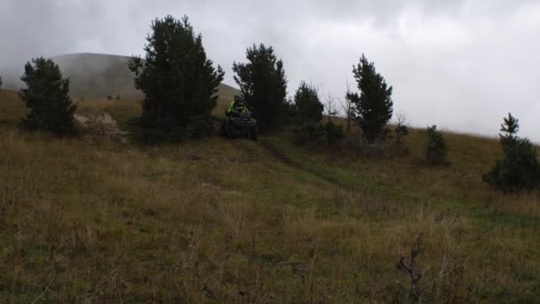 Para Quadzie Jedzie Polną Drogą Górach Tle Szare Niebo Trawa — Wideo stockowe