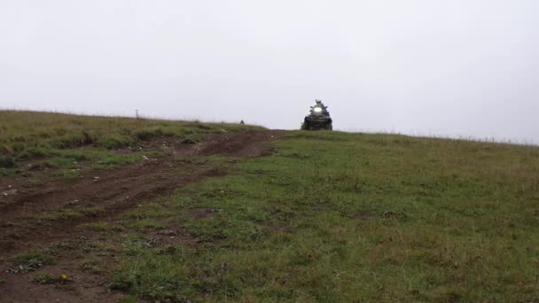 Atv Pilotos Motociclistas Passeio Uma Estrada Terra Montanha Fundo Céu — Vídeo de Stock