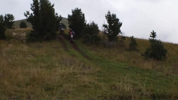 Twee Motorrijders Crosscountry Fietsen Rijden Een Onverharde Weg Bergen Achtergrond — Stockvideo