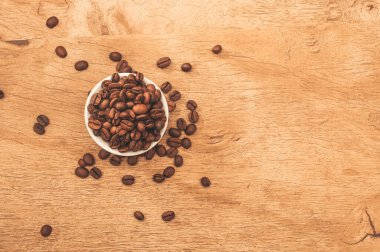 Arap kahvesi. Brezilya 'da üretilmiş. Yukarıdan görünüyor. Ahşap arka plan. Üst görünüm. Metin için boşluk.