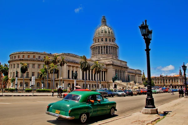 Carro retro velho em La Habana, Cuba Imagens Royalty-Free