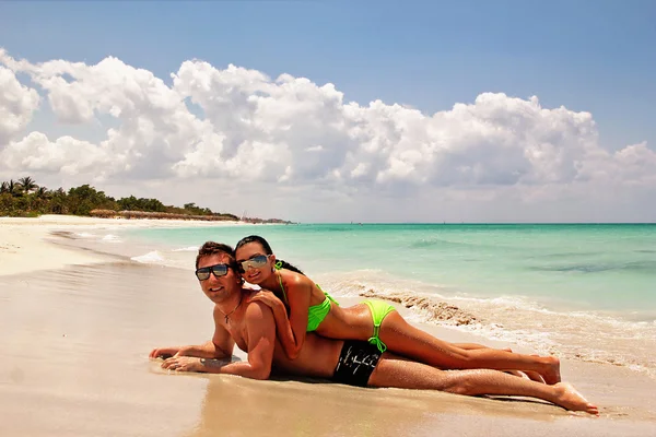 Jovem casal romântico feliz no amor na praia — Fotografia de Stock