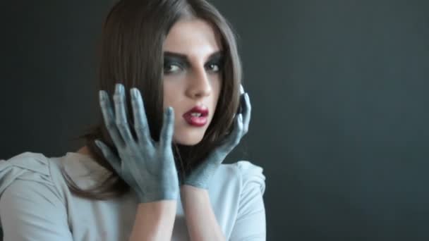 Chica de moda en el estudio con las manos de plata — Vídeos de Stock