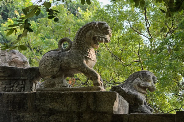 Merdiven yan tarafından taş bu aslan