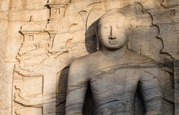 Antica città di Polonnaruwa, Buddha seduto in meditazione al Tempio della Roccia di Gal Vihara (Gal Viharaya ) — Foto Stock