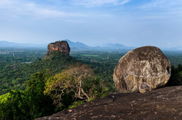 Sigiriya Rock Sri Lanka manzara, Pidurangala Rock, Sri Lanka üzerinden görüldü.