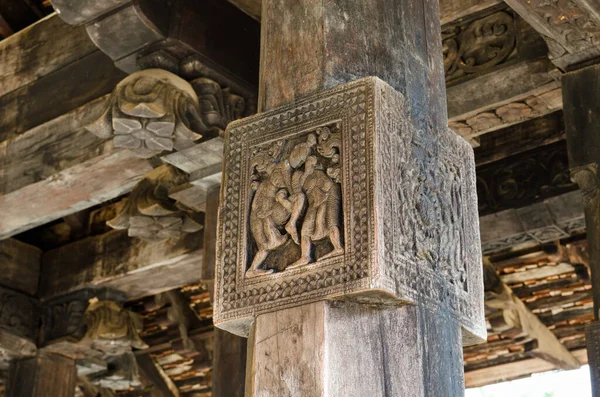 キャンディのエンベッカ寺院で素晴らしい古代の木彫 神殿は1357年から1374年にかけてガンポラ時代の王ヴィクラマバフ3世によって建てられた — ストック写真