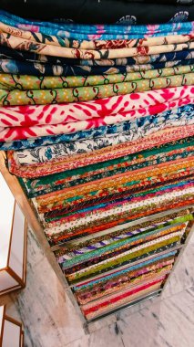 Bir mağazada renkli kumaş örnekleri