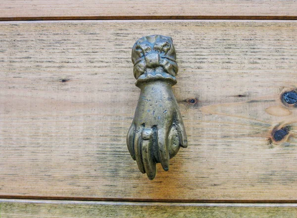 Şehrin eski kısımlarında. Kapı kolları.