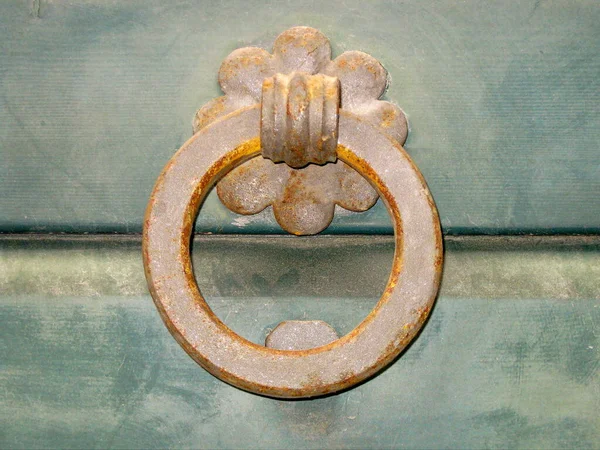 Şehrin eski kısımlarında. Kapı kolları.