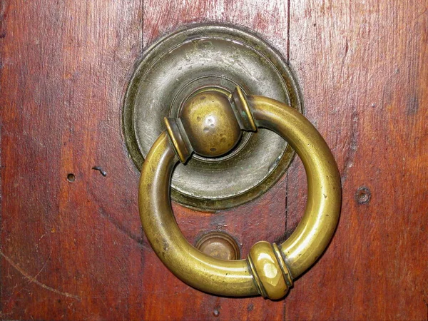 Şehrin eski kısımlarında. Kapı kolları.