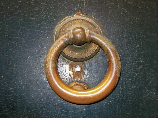 Şehrin eski kısımlarında. Kapı kolları.