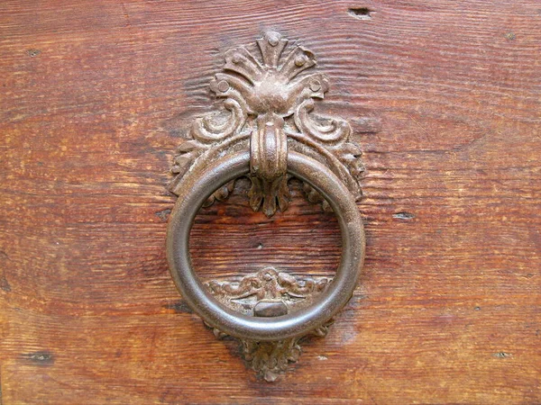 Şehrin eski kısımlarında. Kapı kolları.