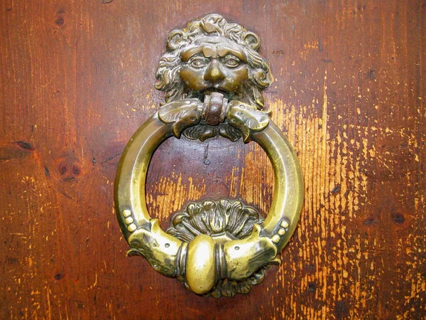 Şehrin eski kısımlarında. Kapı kolları.