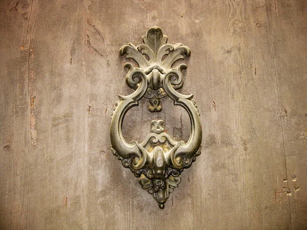 Şehrin eski kısımlarında. Kapı kolları.